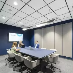 Systemy akustyczne Ecophon w biurze ISS Hub, Fabryka Norblina, Warszawa
