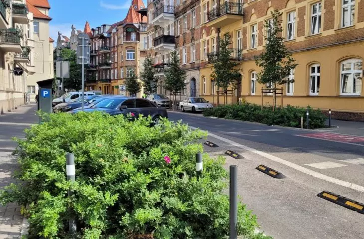 Greenery instead of paving - more often, but not consistently