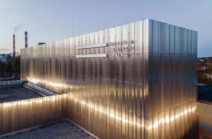 Jak światło tworzy emocje – Muzeum Pamięci Sybiru