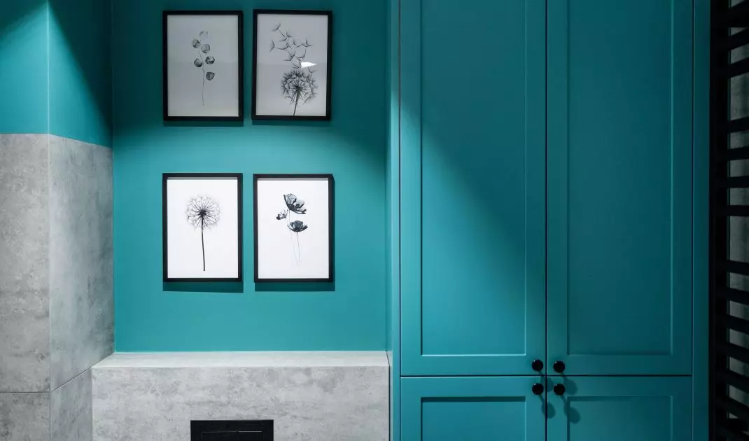Turquoise color is the leitmotiv of the bathroom