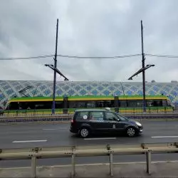 Poznań Główny - budynek tzw. dworca i galerii handlowej. Na pierwszym planie Most Dworcowy.
