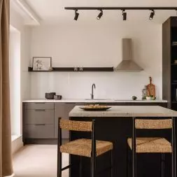 Minimalistyczny apartament znajduje się w Krakowie