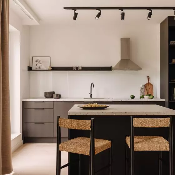 Minimalistyczny apartament znajduje się w Krakowie