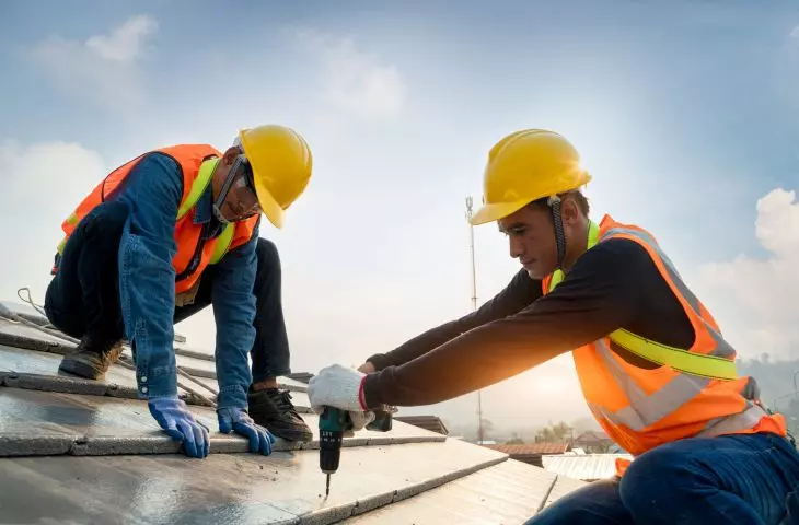 A roofer in demand. Why become one and how to start working in the profession?