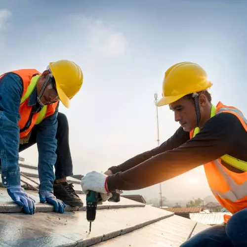 A roofer in demand. Why become one and how to start working in the profession?