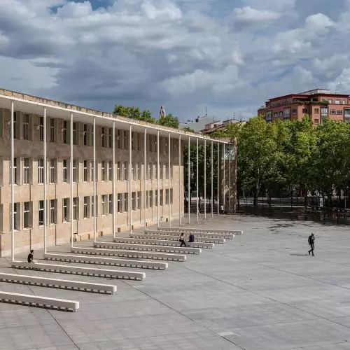 Rytm i wpisanie. Ławki Pawła Grobelnego przed ratuszem w Logroño