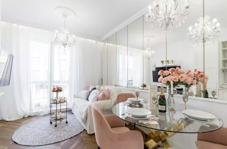 Tutaj rządzi róż i złoto. Mieszkanie w stylu soft glam