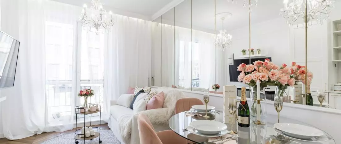 Here pink and gold rule. Soft glam style apartment