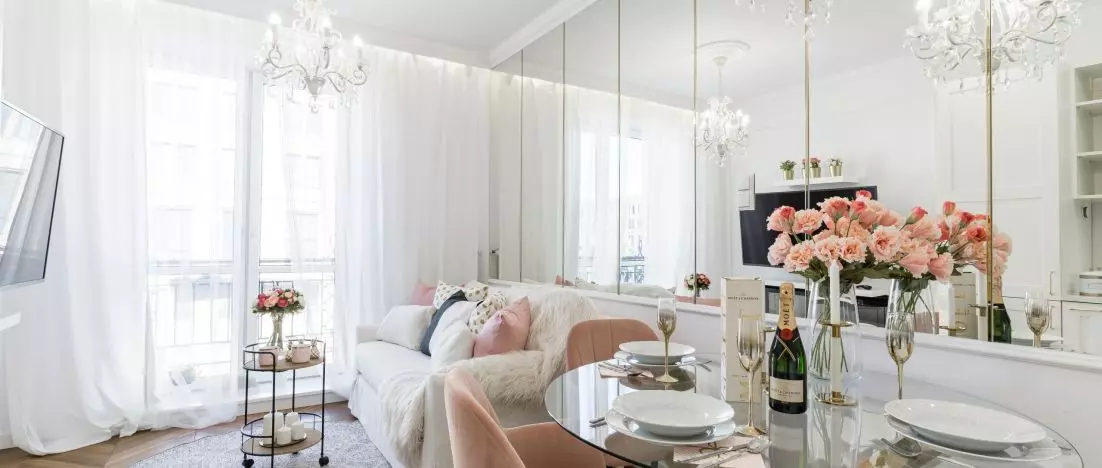 Tutaj rządzi róż i złoto. Mieszkanie w stylu soft glam