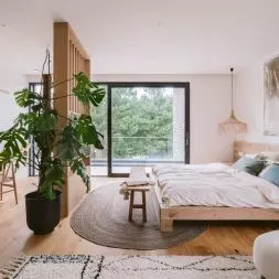 Sypialnia odzwierciedla zamiłowanie inwestorki do stylu boho