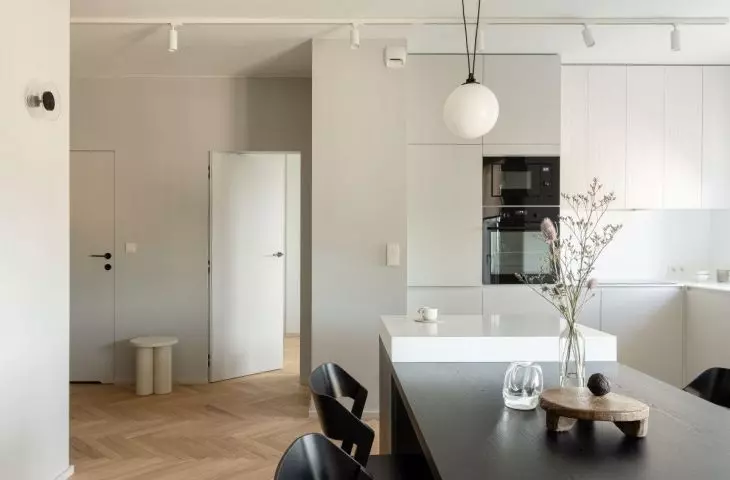 Przytulny minimalizm mieszkania dla singla