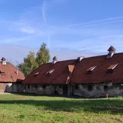 Popadające w ruinę zabudowania folwarczne przy ulicy Babińskiego w Krakowie