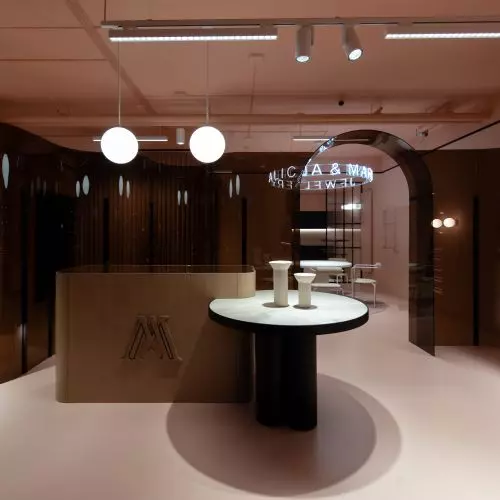 Butik z biżuterią, w którym króluje róż. Showroom Alicja&Maria Jewellery