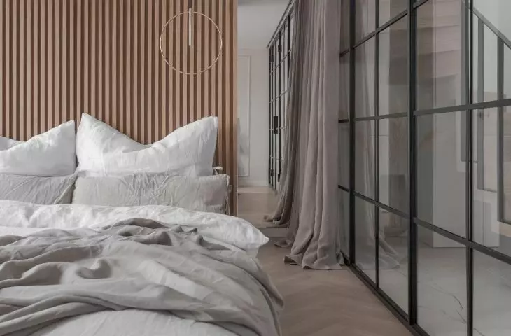 Subtelna sypialnia z efektowną szklaną ścianą