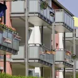 Moduły mocowane są do balustrad balkonowych