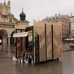 Krakowskie kwiaciarki testują rotacyjne nowe pawilon