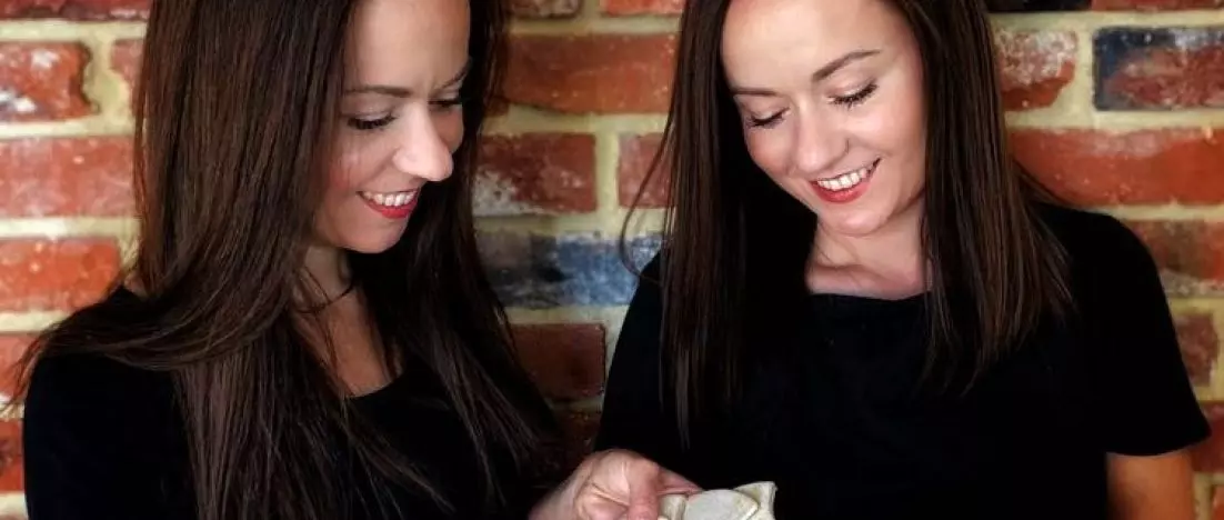 „Chcemy pokazywać prawdziwe oblicze naszej pracy”. Rozmowa z Katarzyną Hajdun i Magdaleną Szleszyńską z manufaktury Kafelek Handmade.