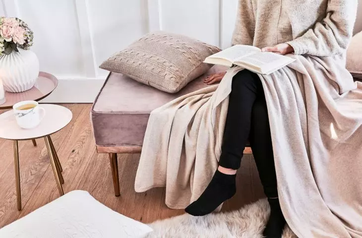 How to arrange a cozy reading corner?