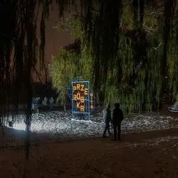 Instalacja Pawła Żukowskiego witała uczestników festiwalu