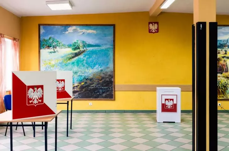 Urna, kwiatek, orzeł – fotograficzny zapis lokali wyborczych. Wystawa zdjęć Marka Zakrzewskiego w poznańskiej Galerii Centrala