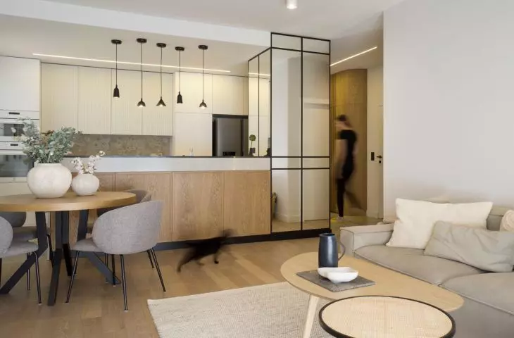 Wnętrze łączące linearne formy z elementami Mid-Century Modern