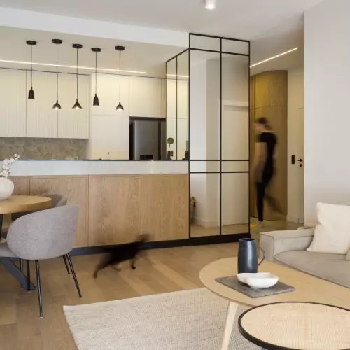 Wnętrze łączące linearne formy z elementami Mid-Century Modern