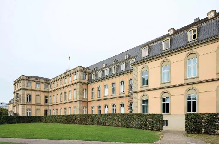 Pieczołowita renowacja drewnianych okien w pałacu w Stuttgarcie