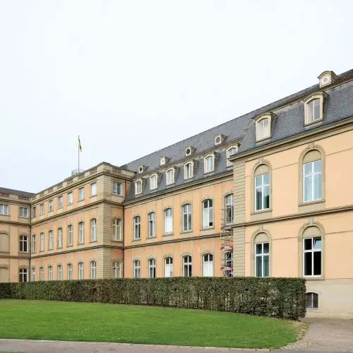 Pieczołowita renowacja drewnianych okien w pałacu w Stuttgarcie