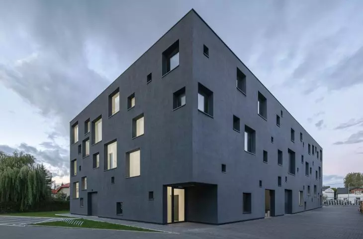 Przemyślana prostota. Budynek produkcyjno-magazynowy projektu 77STUDIO architektury