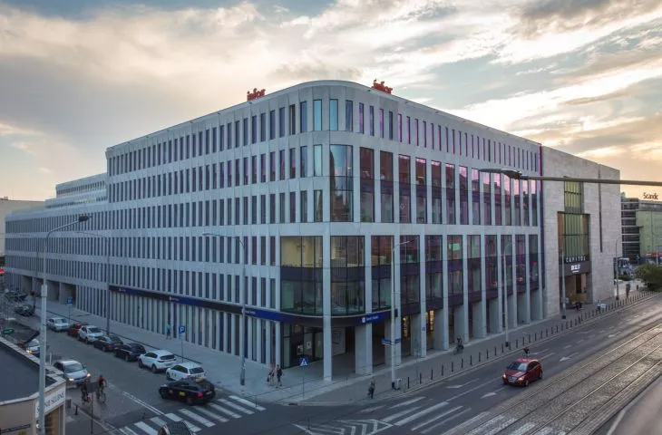 Nowoczesne posadzki w Retro Office House we Wrocławiu