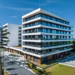 Nautic Park w Darłówku to nowoczesna realizacja, w której zastosowano rozwiązania stolarki aluminiowej Decalu