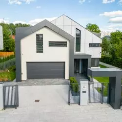 Komplet spójnej kolorystycznie stolarki wciąż dominuje w architektonicznych trendach