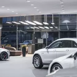 Rzeźba świetlna i oświetlenie ogólne: Salon Mercedes-Benz w Bielsku Białej