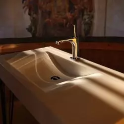 AWAN – Oniryczna mgła | Corian® White Onyx Kolor przepuszczający światło, możliwość podświetlenia panelami LED; przykład zastosowania na stronie obok