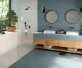 Okładziny ścian, podłoga, blat – Silestone Cala Blue. Umywalki – Silestone Marie TOP i brodzik prysznicowy w kolorze Blanco Zeus