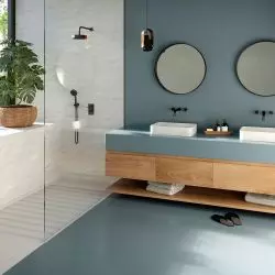 Okładziny ścian, podłoga, blat – Silestone Cala Blue. Umywalki – Silestone Marie TOP i brodzik prysznicowy w kolorze Blanco Zeus