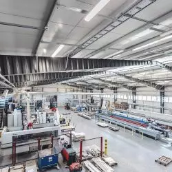 Hala produkcyjna w technologii ram spawanych ze środnikiem trapezowym