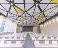 Biały kolor sufitów wyspowych MEXTRI zapewnia wysoki poziom odbicia światła