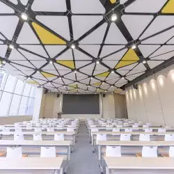 Biały kolor sufitów wyspowych MEXTRI zapewnia wysoki poziom odbicia światła