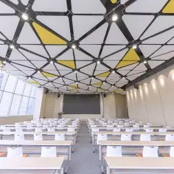 Biały kolor sufitów wyspowych MEXTRI zapewnia wysoki poziom odbicia światła