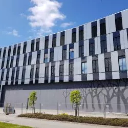 Fasada fotowoltaiczna. Białe moduły BIPV. Norwegian Petroleum Directorate, Stavanger, Norway