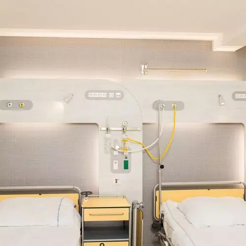 Panele nadłóżkowe INMED wspomagające sprzęt szpitalny