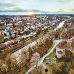 panorama czeskiego Cieszyna, na pierwszym planie po prawej — rotunda romańska