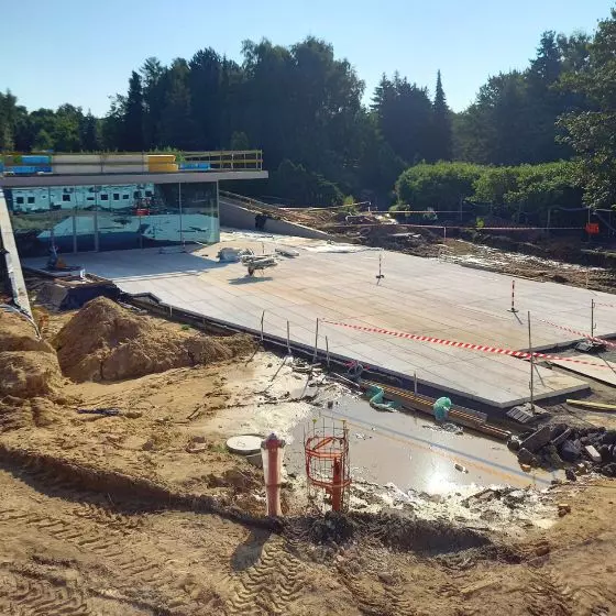 Produkcja i montaż płyt betonowych w technologii białego betonu