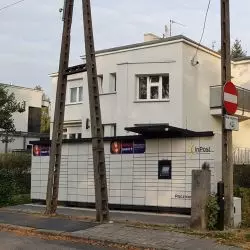 Paczkomat jako ogrodzenie w willowej części dzielnicy Grunwald w Poznaniu
