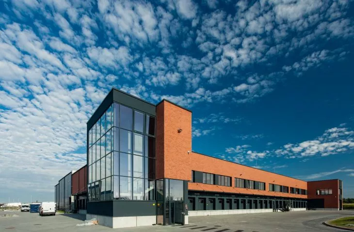 Budynek biurowy i centrum logistyczne piekarni Putka, elewacja z płytki mineralnej SAHARA