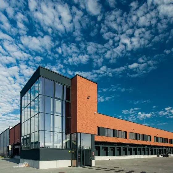 Budynek biurowy i centrum logistyczne piekarni Putka, elewacja z płytki mineralnej SAHARA