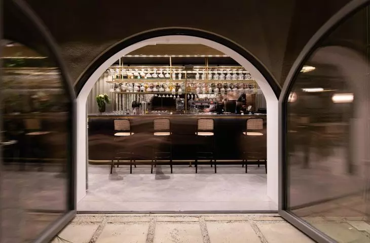 The restaurant through which the wave is passing