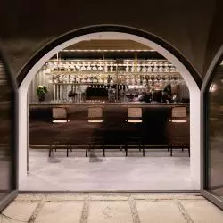 Bar, który widzimy po wejściu do restauracji