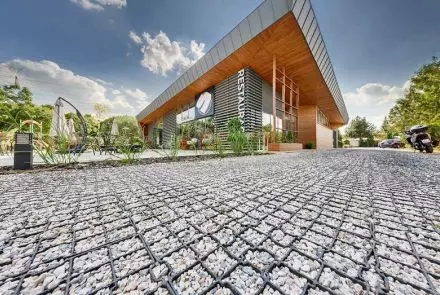 Parking wykonany z kratki geoSYSTEM G4 max